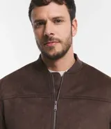 Chaqueta bomber azul marino lisa, con cierre frontal, cuello redondo y bolsillos laterales.