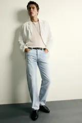 Pantalón jeans de corte recto, color celeste claro con efecto lavado, de cinco bolsillos y tiro medio.
