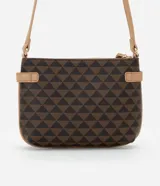 Cartera transversal pequeña con cierre por cremallera, correa larga contrastante y estampa triangular en tonos marrón y negro.
