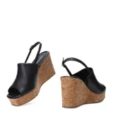 Sandalias de mujer marca Bottero con capellada de cuero negro, diseño de punta abierta y plataforma de corcho. Cuenta con una pulsera fina con hebilla para ajuste en el tobillo.