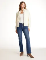 Campera combinada Current Air, con torso acolchado en diseño de rombos y mangas de tejido de punto grueso con diseño de ochos. Presenta cierre frontal metálico, cuello alto y puños y ruedo acanalados.