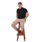 Remera tipo polo color amarillo con cuello clásico y logo bordado en el pecho. Corte recto y mangas cortas.