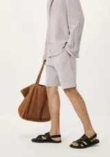 Bermuda deportiva gris con cintura elastizada y cordón de ajuste.