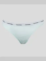 Colaless de tiro medio, color celeste pálido, con cintura elástica blanca que lleva el logo de Calvin Klein repetido en gris.