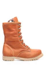 Borcego acordonado de cuero color suela, con suela de goma beige.