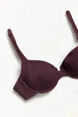 Corpiño de bikini con aro, confeccionado en tela acanalada color bordó, con breteles finos y cierre central.