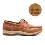 Zapato náutico de cuero color marrón claro, con cordones y suela de goma.