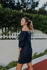 Vestido corto de lino en color verde oliva, con escote estilo bardot (hombros descubiertos) y mangas cortas abullonadas con elástico.