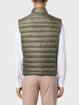 Chaleco verde militar plegable con cierre frontal y logo tonal de la marca Boss.