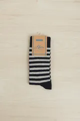 Medias de vestir a rayas horizontales, combinando negro y gris.