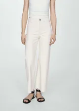 Pantalón de jean de tiro alto color blanco crudo, con diseño culotte, trabillas para cinto y bajo deshilachado.