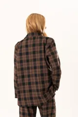 Blazer de corte sastrero con estampado de cuadros en tonos marrón chocolate y negro, con solapas clásicas y diseño estructurado.