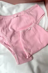 Bombacha básica de tiro alto color beige, confeccionada en algodón elastizado.