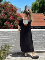 Maxi vestido negro con espalda descubierta y corte holgado.
