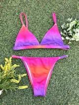 Conjunto de bikini con corpiño triangular fijo y bombacha vedetina regulable.