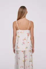 Blusa de viscosa con breteles finos, diseño holgado y estampado veraniego con motivos marinos y frutales.