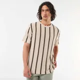 Camiseta de punto de manga corta y cuello redondo, de color beige con rayas verticales marrones.