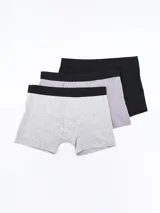 Pack de tres boxers de algodón en colores gris, lila y negro, con cintura elástica negra con logo.