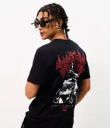 Remera negra de algodón con cuello redondo y mangas cortas, de corte comfort. Presenta una gran estampa en la espalda con una ilustración de Batman y tipografía en tonos rojos y blancos.