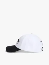Gorra de béisbol de seis paneles confeccionada en algodón, con visera en contraste color negro y detalle de ribete tricolor. Presenta bordado frontal con el logo de Cadillac en fuente script, seguido de la inscripción Formula 1 Team y el logo de Tommy Hilfiger.