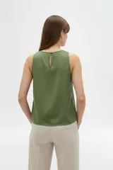 Musculosa verde de viscosa con cuello redondo y diseño ajustado.