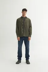 Camisa marrón de pana fina, corte regular fit, con cuello solapa clásico, bolsillo en el pecho y botones personalizados.