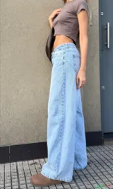 Jeans wide leg de tiro bajo con diseño de costuras en la parte delantera y lavado claro.