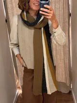 Bufanda tejida de lana con diseño de franjas verticales en tonos tierra, incluyendo marrón, ocre, gris oscuro y beige.