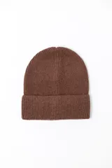 Gorro tipo beanie de punto en color marrón con diseño de canalé y borde doblado.