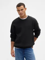 Sweater de tejido acanalado con cuello redondo y mangas largas, de corte clásico y ajuste holgado.