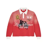 Camiseta de rugby de manga larga con efecto degradado en color rojo. Presenta cuello polo blanco, cierre frontal con botones y múltiples bordados temáticos deportivos en el frente.