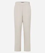 Pantalón de sastrería A Collection color off-white, de corte recto con cintura estructurada, cierre lateral invisible y bolsillos traseros ribeteados. Confeccionado en crepé con viscosa certificada y elastano.