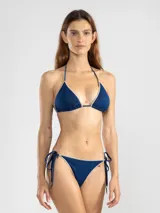 Top de bikini triángulo de lurex brillante color dorado con terminaciones en overlock y tiras ajustables en cuello y espalda.