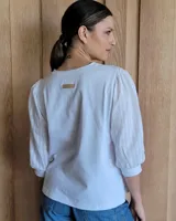 Remera de algodón con cuello redondo y mangas abullonadas de textura diferenciada. Presenta un diseño versátil con cuerpo de algodón y mangas de tussor al tono.