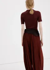 Chaleco de punto fino bordado con diseño entallado, cuello camisero, escote de pico y manga corta, confeccionado en mezcla de poliéster y viscosa.