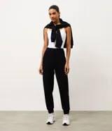 Pantalón deportivo tipo jogger marca Get Over, confeccionado en modal con recortes estratégicos. Presenta cintura fija y terminación ajustada en la botamanga.