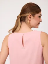 Musculosa de lino color verde claro, con cuello redondo y diseño holgado.