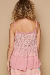Top de tirantes finos color rosado, con escote en V y pechera de encaje floral. Cuenta con un detalle de volado en el ruedo y un acabado de lavado vintage.