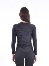 Campera deportiva negra con estampado de camuflaje en tonos grises, cierre frontal con cremallera y mangas largas.