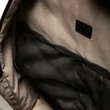 Mochila deportiva de diseño ergonómico en color negro, confeccionada en material textil. Cuenta con múltiples compartimentos con cierre, incluyendo un espacio inferior independiente para calzado y sujeción interna para pala de pádel. Posee tirantes ajustables y espaldera acolchada con malla transpirable.