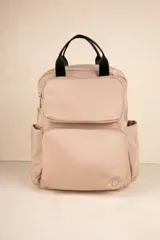 Mochila color verde militar de nylon con asa fija doble, dos bolsillos externos frontales con cierre, dos compartimentos laterales y un compartimento interno grande.