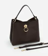 Bolso mediano color marrón oscuro, con doble asa corta y correa larga extraíble. Presenta textura símil cuero y detalle de aro dorado en el frente.