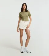 Blusa básica de cuello redondo y manga corta con detalle de dobladillo plegado. Confeccionada en tejido de viscosa con spandex, ofrece un ajuste cómodo y versátil.