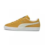 Championes urbanos Puma Suede Classic, color rojo con detalles en blanco. Confeccionados en gamuza con la icónica franja lateral de la marca y suela de goma texturizada.