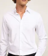 Camisa de vestir marrón oscuro, corte slim, de manga larga y cuello camisero.