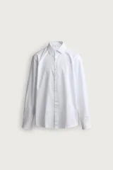 Camisa de corte slim fit con cuello italiano y manga larga con puños abotonados. Confeccionada en tejido estructurado de fácil planchado con cierre frontal de botones.