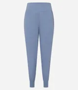 Pantalón jogger deportivo color celeste, con cintura elástica y lazo ajustable.