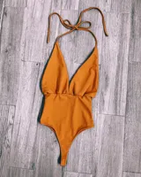 Body color mostaza con escote halter y copas triangulares de crepe.