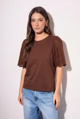 Remera de algodón peinado color marrón, con mangas cortas de encaje calado y corte oversize.