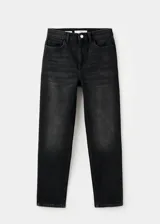 Jeans mom-fit de tiro alto y diseño crop, color negro, con cinco bolsillos, trabillas para cinturón y cierre frontal con cremallera y botón.